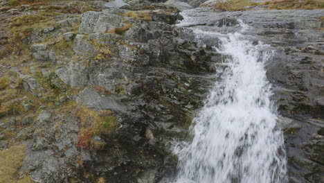 Two-waterfalls-and-stream-of-water-between-rocks-in-29,97fps