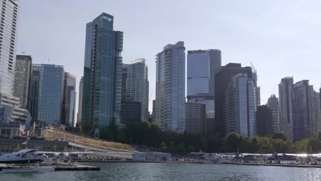 Skyline-Von-Vancouver-City-Mit-Wasserflugzeugen-Im-Hafenflugzentrum