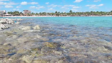Caribean-luxury-shoreline-on-a-sunny-day-in-Mexico