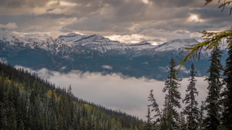 Lapso-De-Tiempo,-Sincronicidad-De-Nubes-Y-Niebla,-Moviéndose-Por-Encima-De-Los-Picos-Y-El-Valle-Del-Parque-Nacional-De-Banff,-Alberta,-Canadá