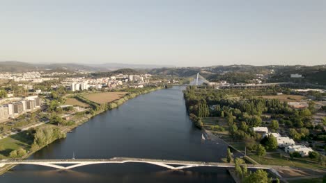 Schöne-Landschaft-Mondego-Fluss-Mit-Berühmten-Brücken,-Luftaufnahmen---Coimbra