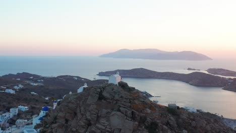 Luftaufnahme-Von-Ios-Chora-Kreisförmiger-Pfanne-Schießen-Während-Des-Sonnenuntergangs-Auf-Der-Griechischen-Insel