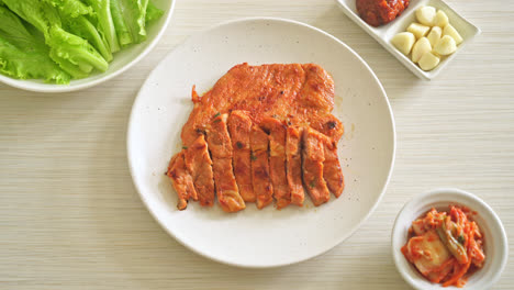 Gegrilltes-Schweinefleisch-Marinierte-Kochujang-Sauce-Nach-Koreanischer-Art-Mit-Gemüse-Und-Kimchi---Koreanischer-Essensstil