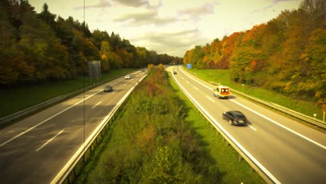 Schnell-Fahrende-Autos-Auf-Einer-Autobahn-Mit-Einem-Sepiafarbenen,-Alt-Aussehenden-Videoeffekt