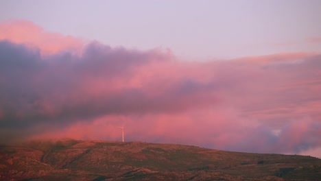 Winterwolken-Bilden-Sich-Auf-Einem-Berg-Mit-Windmühlen