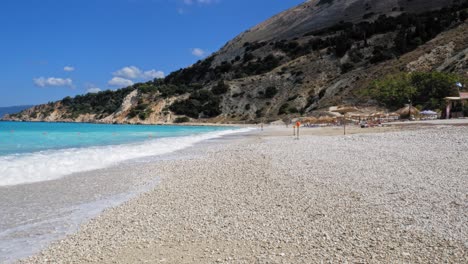 Meer-Und-Steiniger-Strand---Agia-Kiriaki-Strand-In-Griechenland-Tagsüber---Breite-Aufnahme