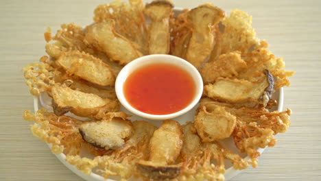 deep-fried-Enoki-mushroom-and-King-Oyster-mushroom-with-spicy-dipping-sauce---vegan-food-style