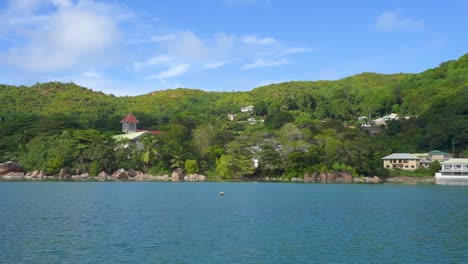 Praslin-Island-Seychellen-Mit-Blick-Auf-Die-Häuser-Am-Meer-Vom-Wasser-Aus