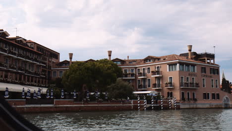 Navegando-Por-La-Laguna-De-Venecia-Hacia-El-Hotel-De-Lujo-Cipriani-En-La-Isla-De-Giudecca,-Venecia,-Italia
