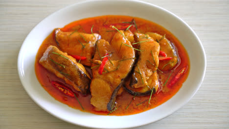 Rotschwanzwelsfisch-In-Getrockneter-Roter-Currysauce,-Die-Choo-Chee-Genannt-Wird,-Oder-Ein-King-Of-Curry,-Gekocht-Mit-Fisch,-Serviert-Mit-Einer-Würzigen-Sauce