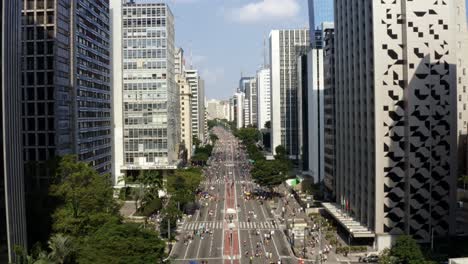 Schöne-Luftdrohne-Dolly-Out-Shot-Der-Berühmten-Paulista-Avenue-Im-Zentrum-Von-São-Paulo-Mit-Riesigen-Wolkenkratzern-Rund-Um-Eine-2