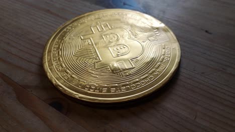 Eingewickeltes-Schokoladen-Gold-Bitcoin-Krypto-Währungskonzept-Auf-Hölzernem-Küchentisch-Umkreist-Vorwärts-Rechts