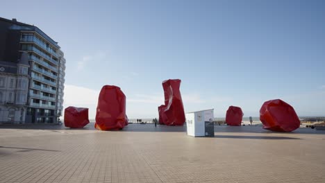 Rote-Skulpturen-Des-Künstlers-Arne-Quinze-An-Der-Meermauer-In-Ostende,-Belgien---Skulpturenpark-Beaufort