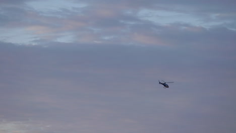 Ein-Helikopter,-Der-Durch-Einen-Hübschen-Blauen-Und-Rosa-Himmel-über-Der-Rallye-Dakar-Fliegt