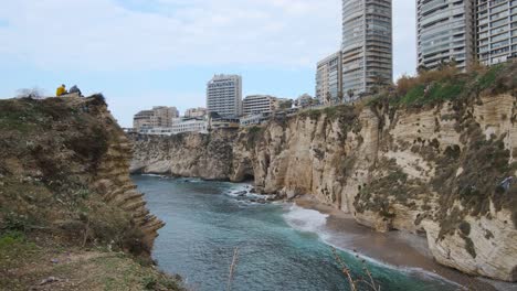 Beirut-Türme-In-Der-Nähe-Von-Al-Rouche-Rocks-In-Beirut,-Libanon-Tagsüber
