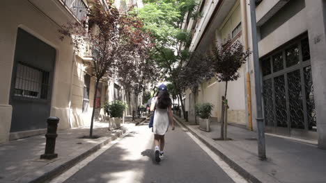 Junges-Mädchen,-Das-Glücklich-Durch-Die-Kleinen-Straßen-Im-Stadtzentrum-Von-Barcelona-Geht