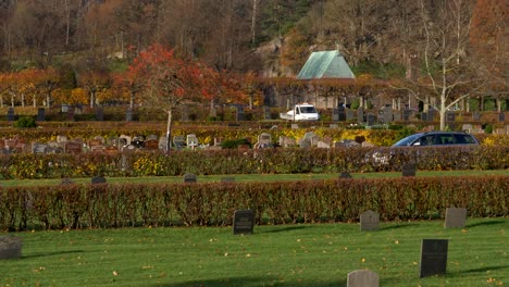 Vista-Inclinada-Hacia-Arriba-Del-Cementerio-De-Kviberg,-Vegetación-Vibrante,-Temporada-De-Otoño,-Cementerio-De-Kviberg,-Gotemburgo