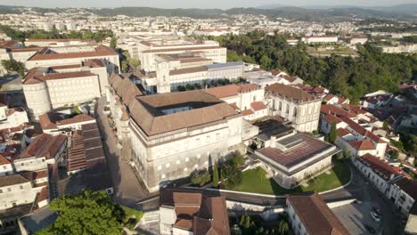 Luftbahn-über-Der-Universität-Von-Coimbra,-Rechtswissenschaftlicher-Turm,-Stadtbildhintergrund