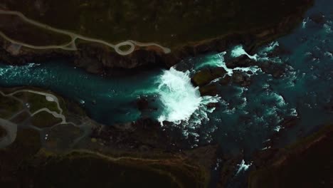Luftaufnahme-Von-Oben-über-Godafoss-Wasserfall,-Island,-An-Einem-Dunklen-Und-Bewölkten-Tag