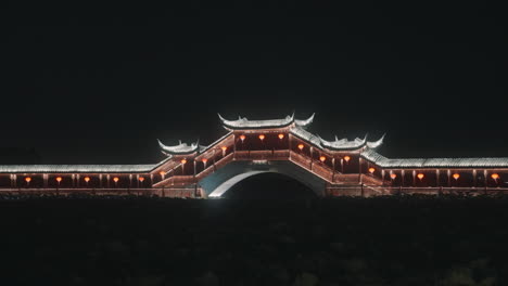 Eine-Festliche-Klassische-Chinesische-Brücke,-Die-Mit-Lichtern-Und-Laternen-Geschmückt-Ist