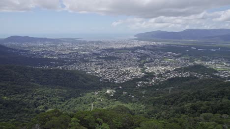 Panoramablick-Auf-Die-Von-üppigen-Bergen-Und-Vegetation-Umgebenen-Cairns-In-Australien---Drohnenaufnahme