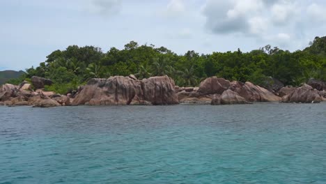 Costa-Rocosa-De-La-Isla-De-Curieuse-En-Las-Seychelles