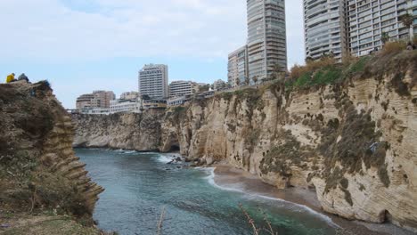 Pan-Shot-Beirut-Türme-In-Der-Nähe-Von-Al-Rouche-Rocks-In-Beirut,-Libanon-Tagsüber