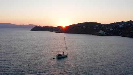 Luftaufnahme-Des-Bootes-Während-Des-Sonnenuntergangs-In-Mylopotas-Beach-Ios-Griechenland