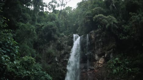 Reveal-of-a-large-waterfall-in-the-highlands-of-Panama