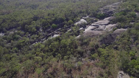 Eukalyptuswald,-Der-Riesige-Felsbrocken-Des-Granite-Gorge-Nature-Park-In-Mareeba,-Australien-Umgibt