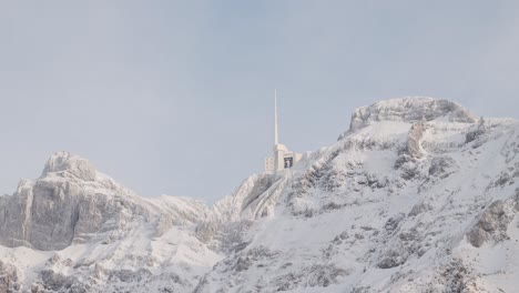 Schweizer-Berg-Säntis-In-Den-Alpen-Mit-Neuschnee-Und-Nebel
