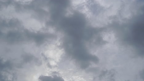 Cielo-Azul-De-Lapso-De-Tiempo-Con-Nubes-Ventosas
