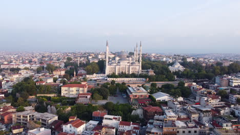 Blue-Mosque-in-Istanbul-Old-Town,-Aerial-Establishing,-Golden-Hour