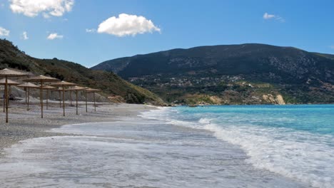 Schaumige-Meereswellen,-Die-Am-Strand-Von-Agia-Kiriaki-In-Griechenland-Brechen---Weitschuss