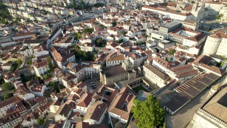 Centro-Historico-De-Coimbra,-Portugal.-Círculos-Aéreos-De-Arriba-Hacia-Abajo