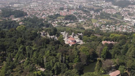 Hohe-Luftaufnahme-über-Das-Heiligtum-Bom-Jesus,-Umgeben-Von-Natur,-Braga-Stadt-Als-Hintergrund