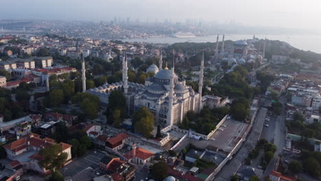 Toma-Aérea-En-órbita-De-La-Mezquita-Azul-En-El-Casco-Antiguo-De-Estambul,-Hora-Dorada