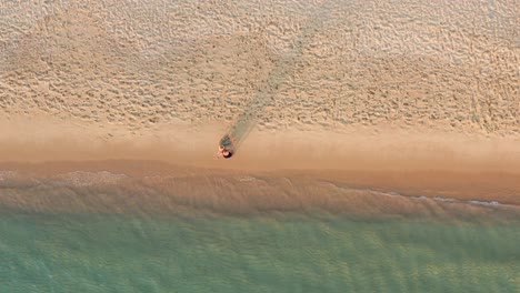 Luftbild-Von-Oben-Nach-Unten,-Mädchen,-Das-Selfies-Am-Unberührten-Strand-Macht,-Aufnahme-In-Zeitlupe