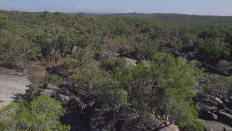 Vuelo-Sobre-Rocas-Gigantes-En-El-Parque-Natural-Granite-Gorge-En-Queensland,-Australia---Disparo-De-Drones