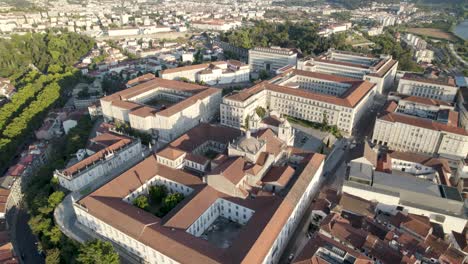 Famosa-Plaza-De-La-Universidad-Edificios-Antiguos-Vista-Desde-Arriba,-Coimbra---Portugal