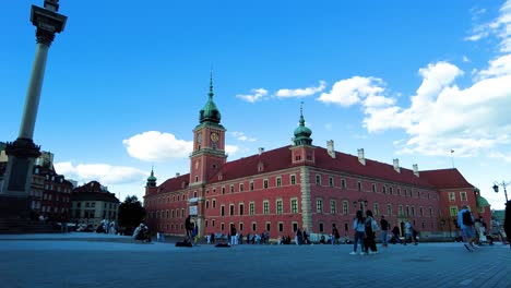 People-At-The-Castle-Square-Arounf-Royal-Castle-In-Old-Town,-Warsaw,-Poland