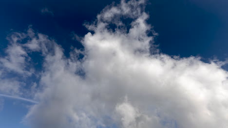 Flauschige-Weiße-Wolken,-Die-Sich-Tagsüber-Gegen-Den-Blauen-Himmel-Bewegen