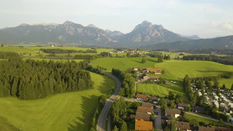 Luftaufnahme-Eines-Ländlichen-Dorfes-In-Europa,-Berg-Im-Hintergrund