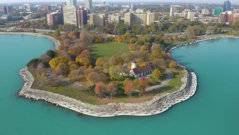 Amazing-Aerial-View-of-Promontory-Point-in-Chicago,-Descending-Shot-in-Autumn