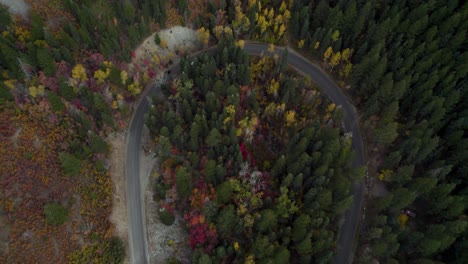 Autos-Fahren-Auf-Alpiner-Landschaftsschleife-Durch-Herbstbäume-Im-American-Fork-Canyon,-Utah