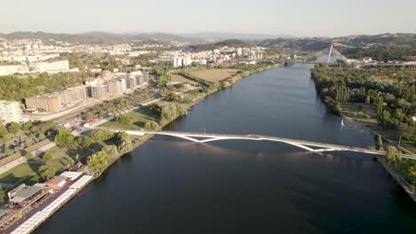 Puente-Peatonal-Pedro-E-Ines-Sobre-El-Río-Mondego-En-Coimbra,-Portugal