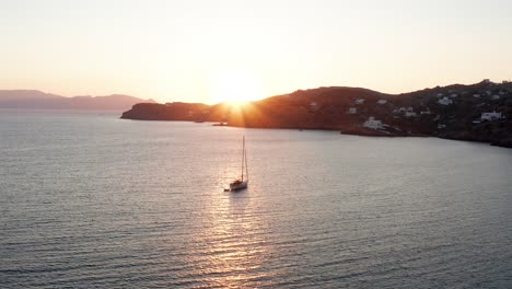 Luftaufnahme-Des-Bootes-Bei-Sonnenuntergang-Am-Strand-Von-Magganari-Auf-Der-Griechischen-Insel-Ios