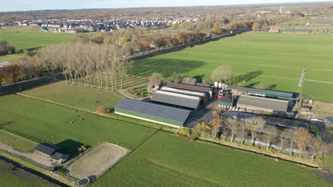 Luftbild-Eines-Bauernhofs-Mit-Sonnenkollektoren-Auf-Dem-Dach-Einer-Scheune-Im-Ländlichen-Holland