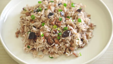 Gebratener-Reis-Mit-Chinesischen-Oliven-Und-Gehacktem-Schweinefleisch---Asiatische-Küche