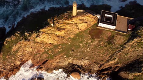Drohnenflug-über-Cabo-Vilan-Galicien-Nordspanien-Leuchtturm-über-Der-Obersten-Klippe-Felsformation-Goldene-Stunde-Drohnenaufnahmen